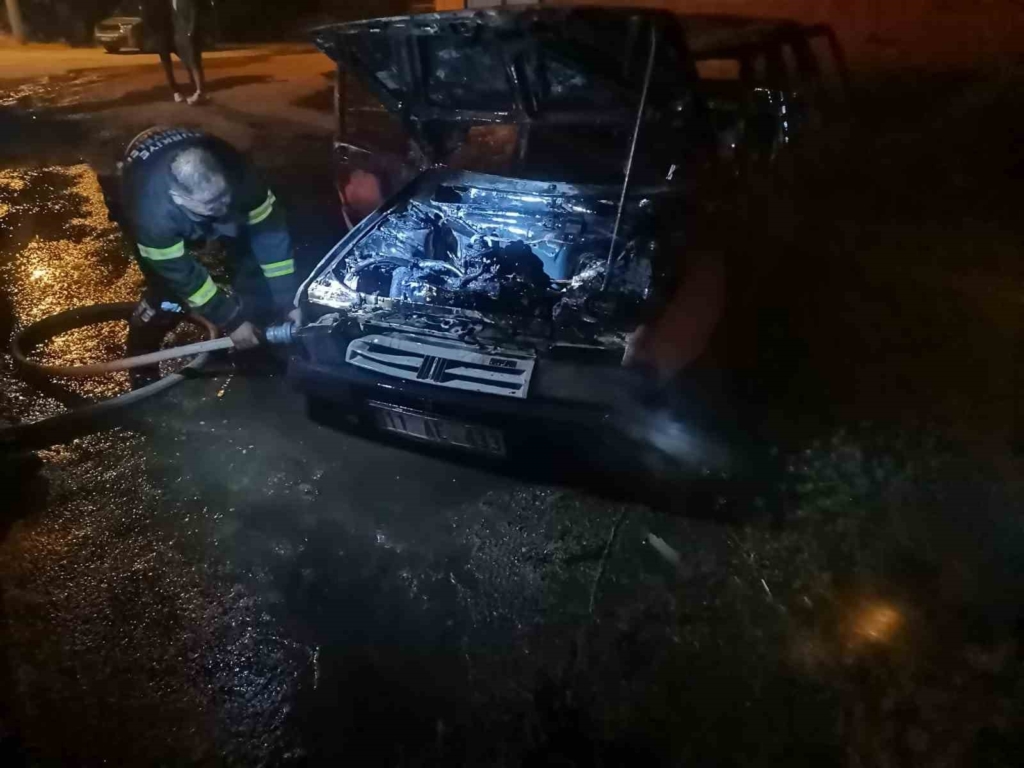 Park halindeki otomobil alevlere teslim oldu