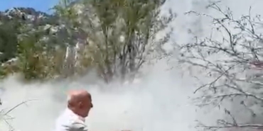 Yangını görüp aracındaki yangın tüpüyle muhtemel orman yangınının önüne geçti