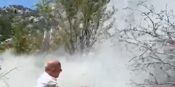 Yangını görüp aracındaki yangın tüpüyle muhtemel orman yangınının önüne geçti