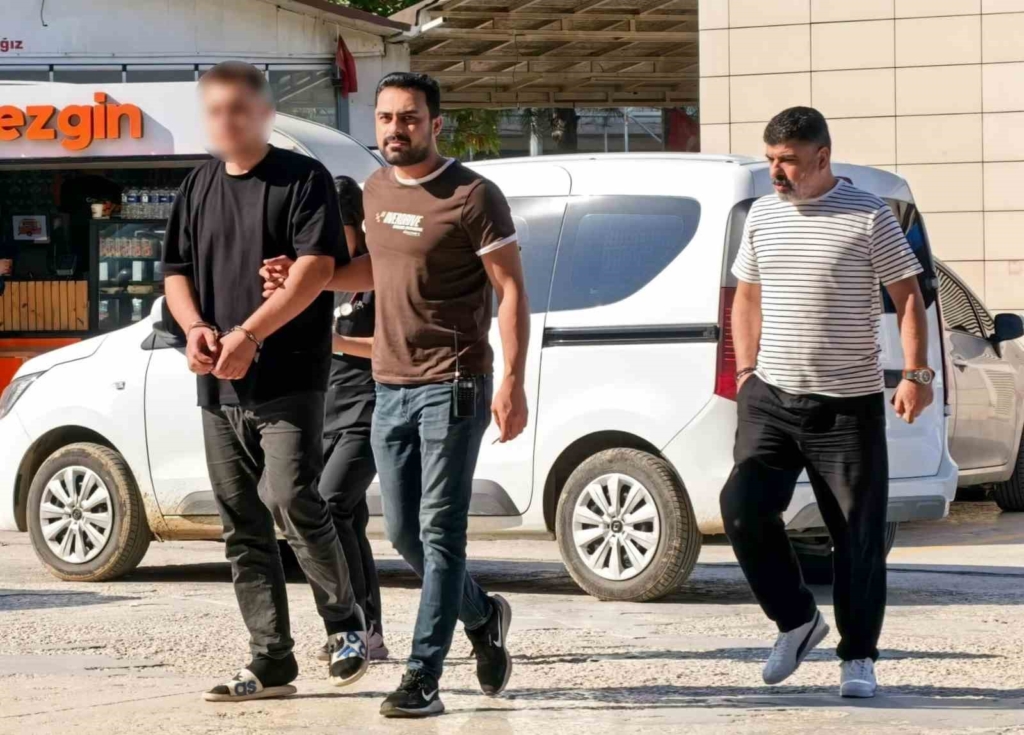 Arkadaşını silahla tehdit edip kendi borcunu ödetti