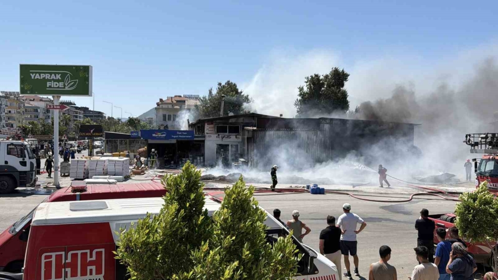 Gazipaşa’da inşaat malzemeleri deposundaki yangın kontrol altına alındı