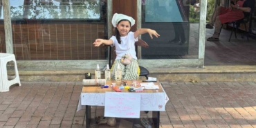 Japonya’ya gitmek için oyuncak ve takılarını satışa çıkardı