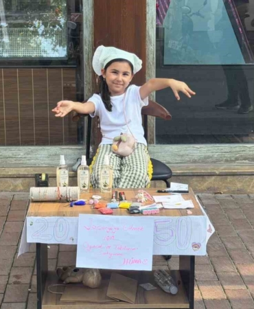 Japonya’ya gitmek için oyuncak ve takılarını satışa çıkardı