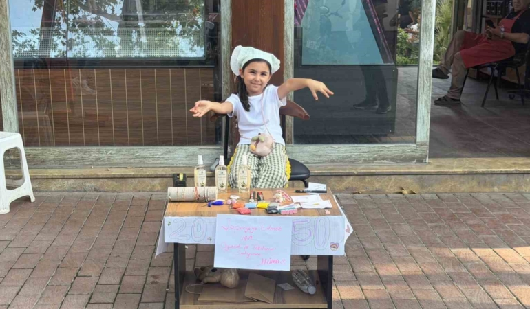 Japonya’ya gitmek için oyuncak ve takılarını satışa çıkardı