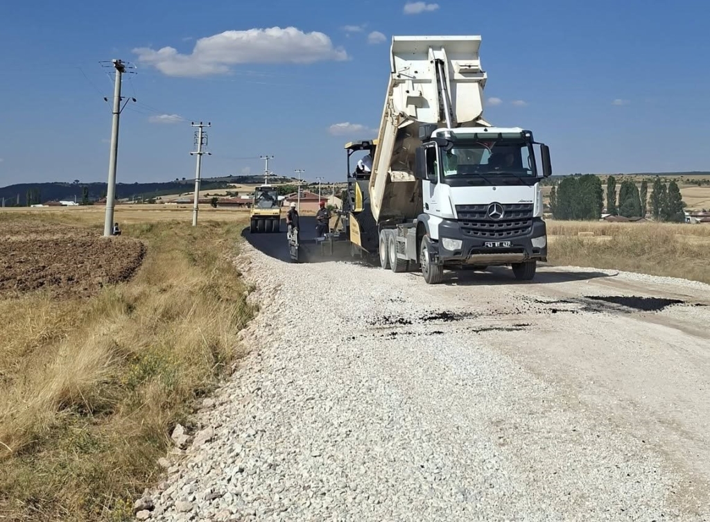 Aslanapa’da sıcak asfalt yol çalışması yerinde incelendi