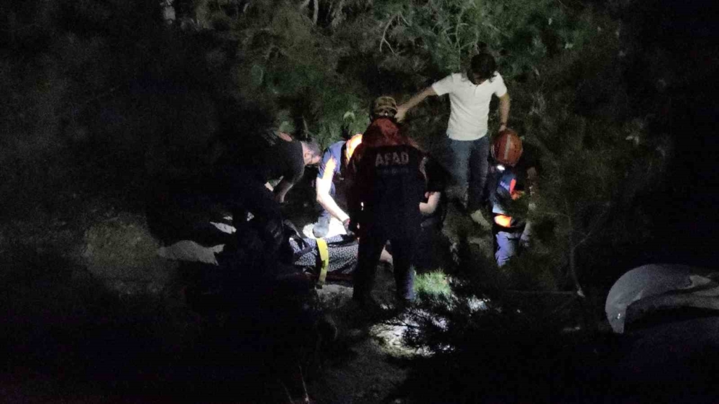 Kütahya’da otomobil ile motosiklet çarpışarak şarampole yuvarlandı: 5 yaralı