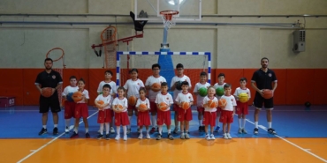 Yaz spor okullarında yüzlerce çocuk keyifli vakit geçiriyor