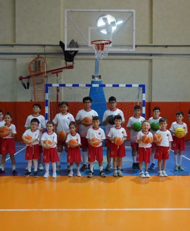 Yaz spor okullarında yüzlerce çocuk keyifli vakit geçiriyor