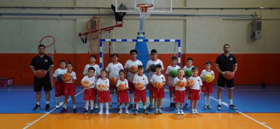 Yaz spor okullarında yüzlerce çocuk keyifli vakit geçiriyor