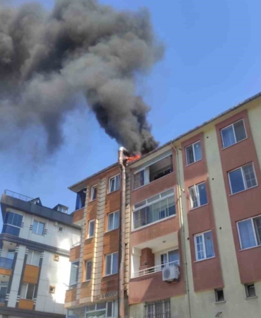 Eyüpsultan’da fırının havalandırma borusunda çıkan yangın çatıya sıçradı