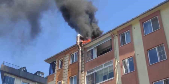 Eyüpsultan’da fırının havalandırma borusunda çıkan yangın çatıya sıçradı
