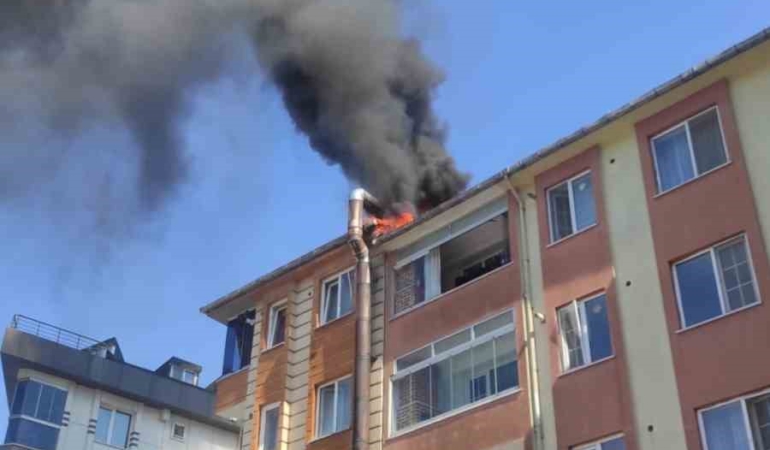 Eyüpsultan’da fırının havalandırma borusunda çıkan yangın çatıya sıçradı