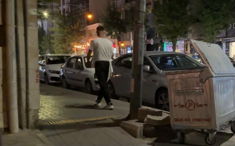 Kavga eden grup polisi görünce dağıldı, geriye kol saati ve kapı kolu kaldı