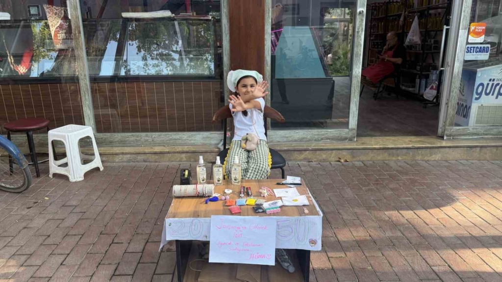 Japonya’ya gitmek için oyuncak ve takılarını satışa çıkardı