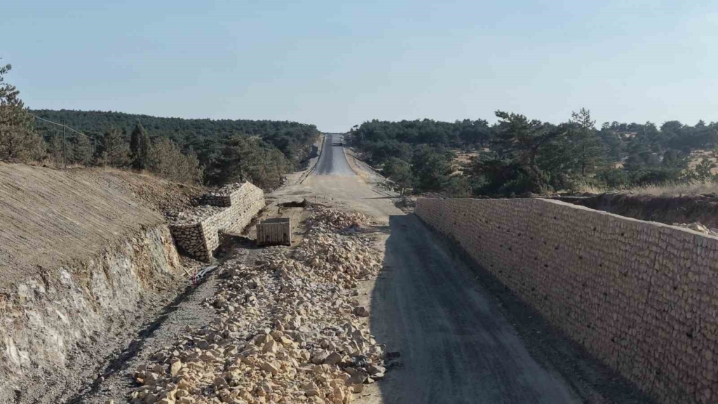 Sarıcakaya yolundaki yıkılan duvar tamir edildi, yol çalışmaları devam ediyor