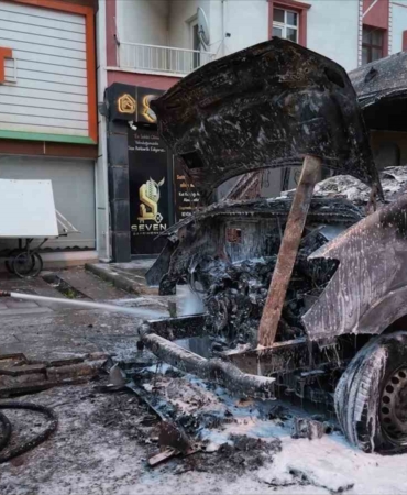 Park halindeki minibüste yangın çıktı