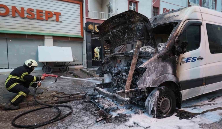 Park halindeki minibüste yangın çıktı