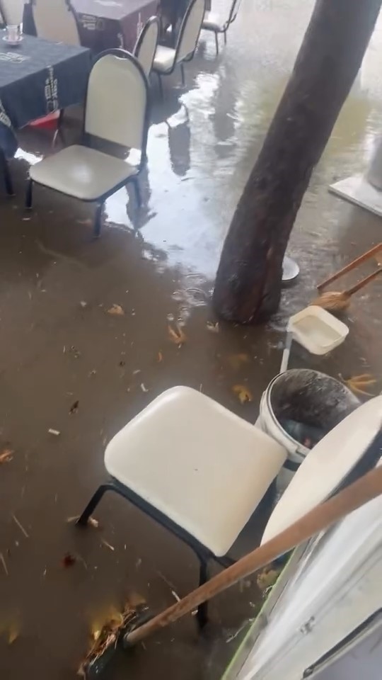 Karacabey’de şiddetli yağmur yolları göle çevirdi
