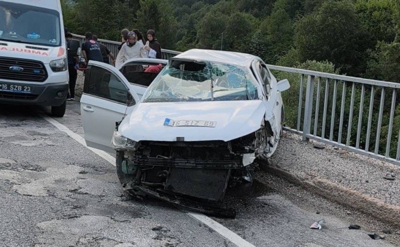 Otomobil bariyerlere çarptı: 5 yaralı