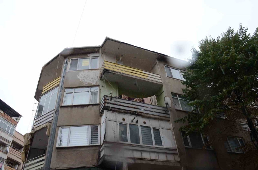 4’üncü kattan aşağı düştü, şans eseri ölen ya da yaralanan olmadı
