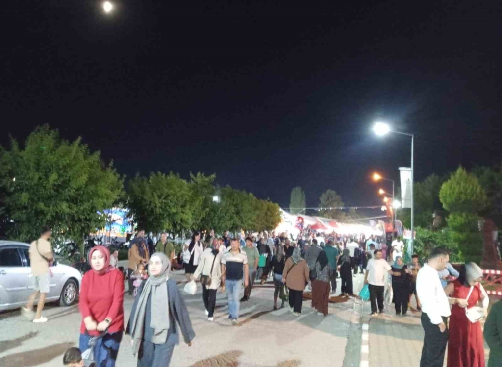 Gediz Tarhana Festivali’nin son gününde festival alanında insan seli