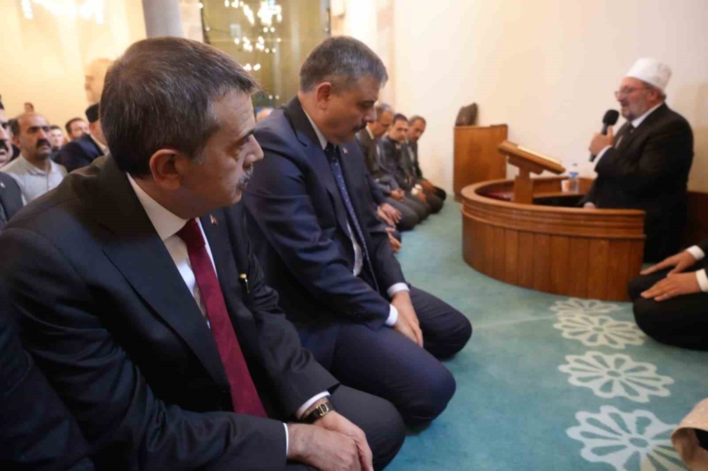 Tarihi Fetih Camii restorasyonun ardından ibadete açıldı