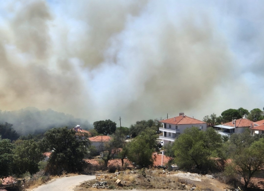Gömeç’te yangın sürüyor