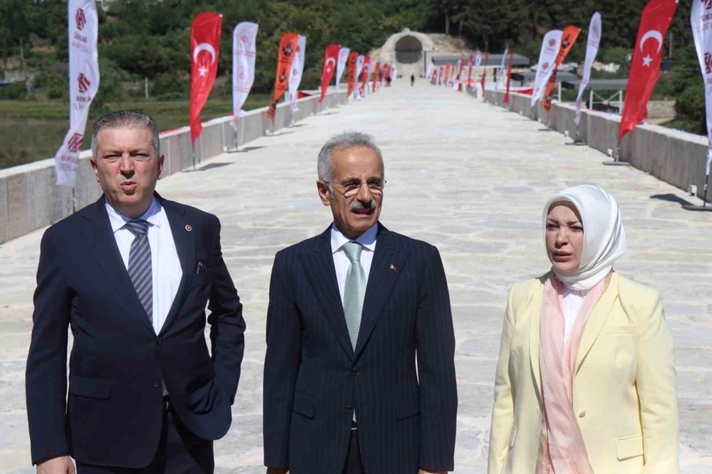 Bakan Uraloğlu: "Ayasofya ile yaşıt 1500 yıllık Sangarios Köprüsü’nü şehrimizin simgesi olarak yeniden canlandırdık"