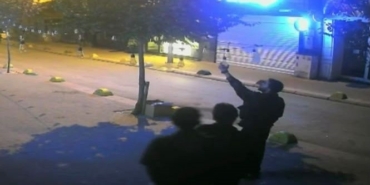 Sokaktaki ampulü söküp götürdüler