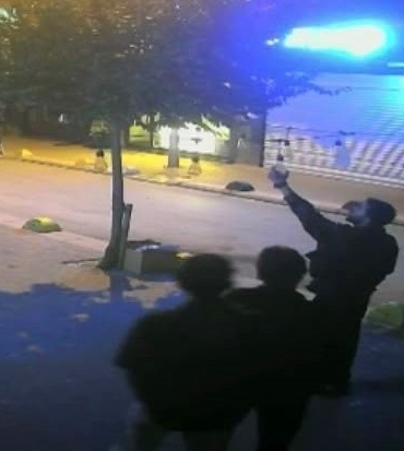 Sokaktaki ampulü söküp götürdüler