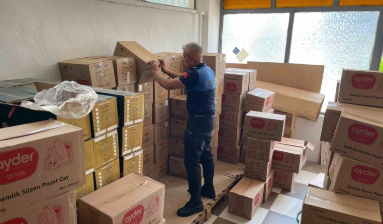 Zabıta ekipleri son kullanım tarihi geçen 768 kilogram poşet çaya el koydu