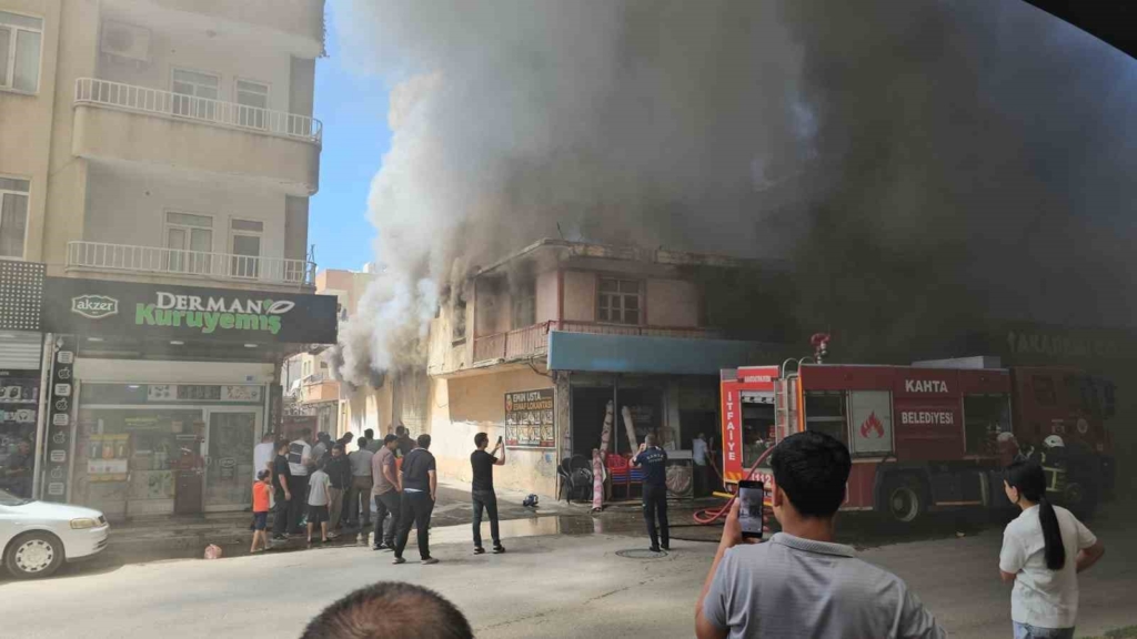 Mobilya ve tüp satışı yapılan iş yerinde yangın