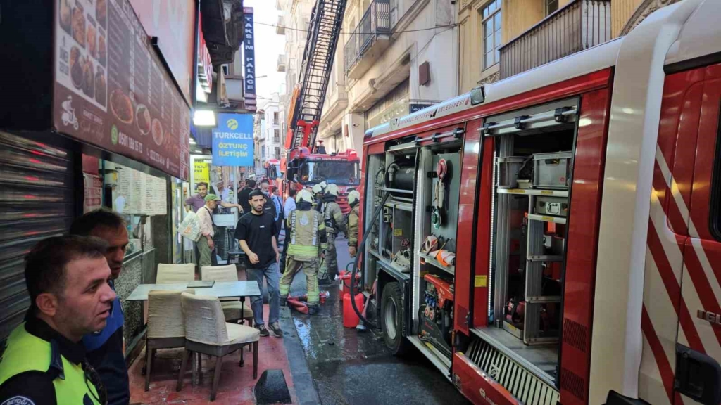 Beyoğlu İstiklal Caddesi’nde iş yerinde korkutan yangın