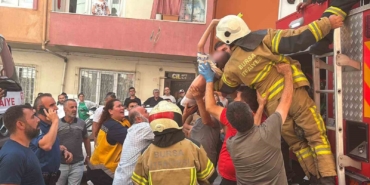 Engelli çocuk itfaiye ekiplerince yangından kurtarıldı