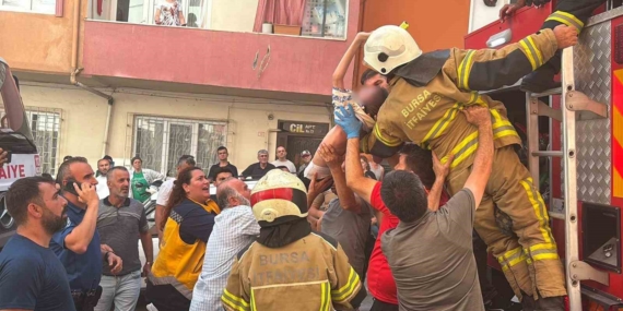 Engelli çocuk itfaiye ekiplerince yangından kurtarıldı