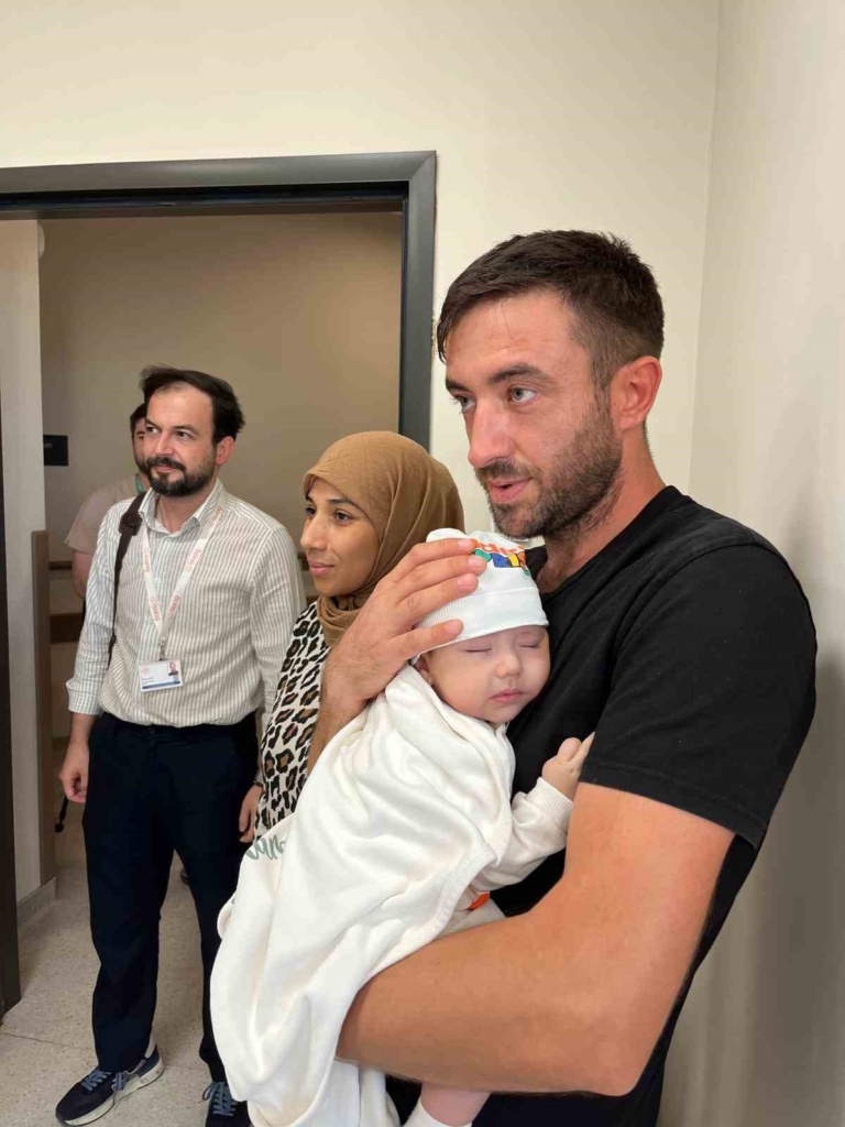 Anne karnındaki bebeğin ciğerine operasyon