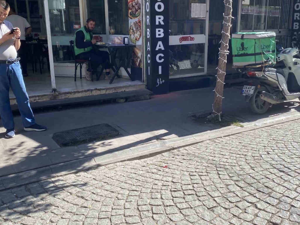 Kaldırımda yürürken hastanelik oldu