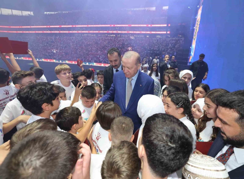 Cumhurbaşkanı Erdoğan: "Gençlerimizin en iyi şekilde yetişmeniz için tüm gücümüzle çalışıyoruz"