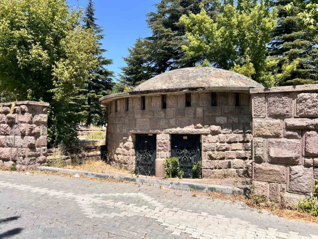 Tek parti döneminde Krematoryum(ölü yakma tesisi) olarak yapıldı, kemik deposu olarak kullanıldı