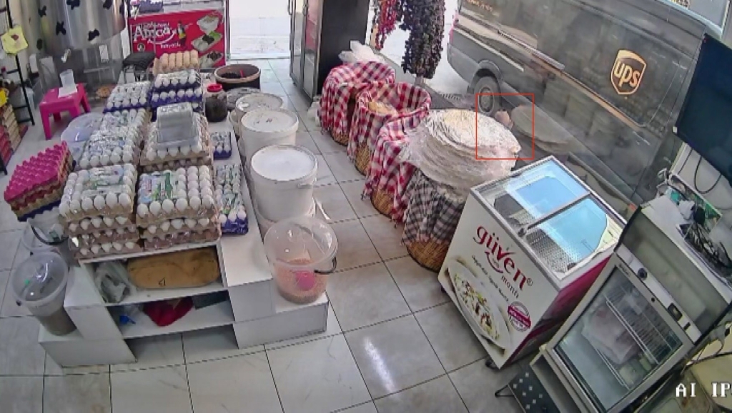 Kamyonetin altında kalan 4 yaşındaki çocuk emekleyerek çıktı