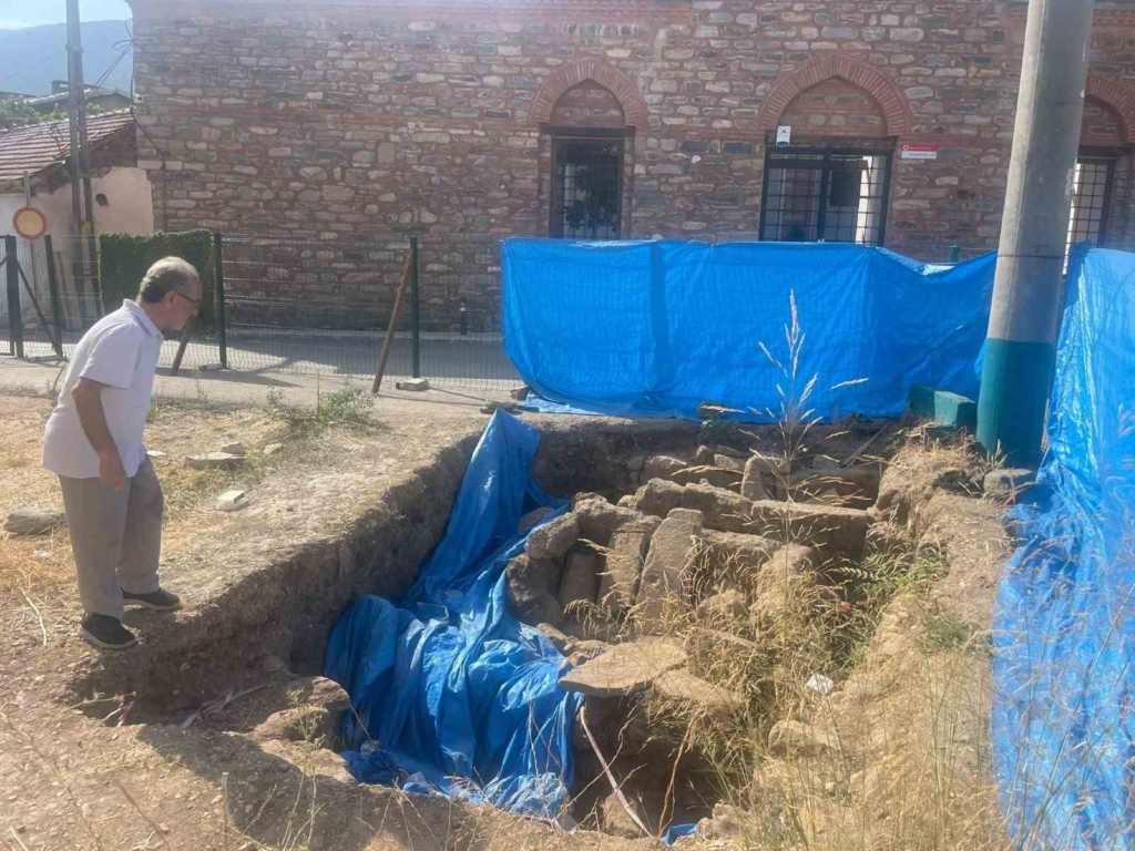 Tarihi mezarın üzeri çakıl taşlarıyla kapatılıp otopark görünümü verildi