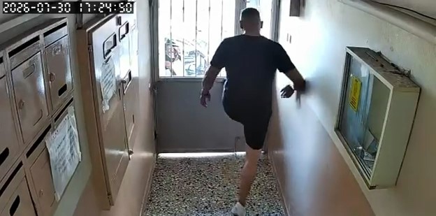 Kurye apartman kapısını tekmeleyerek açtı