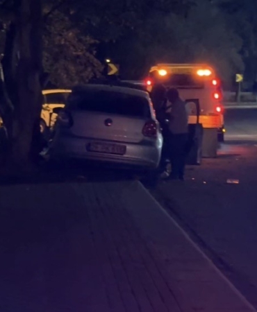 Kadın sürücü gaz ile frenin yerini karıştırdı, otomobil kaldırıma çıkıp ağaca çarptı