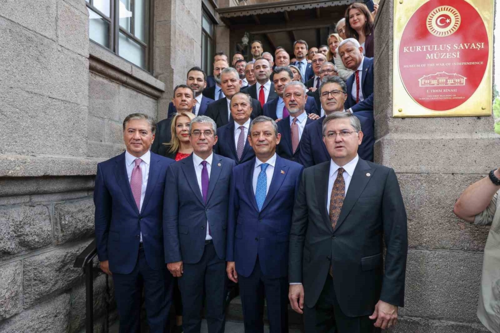 Özgür Özel: "YENİ Parti ilk kez ve son kez ana muhalefet partisi olarak bütçe çalışmalarına katılacak"