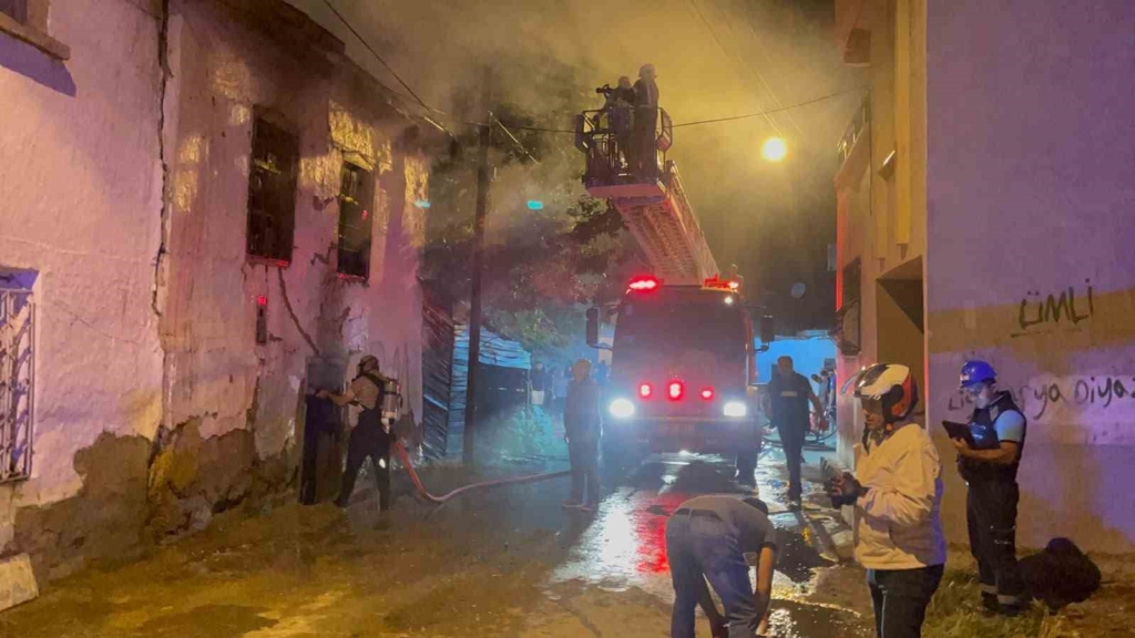 Metruk evde çıkan yangın mahalleliyi sokağa döktü
