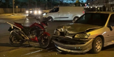 Otomobil ve motosiklet kafa kafaya çarpıştı: 2 yaralı