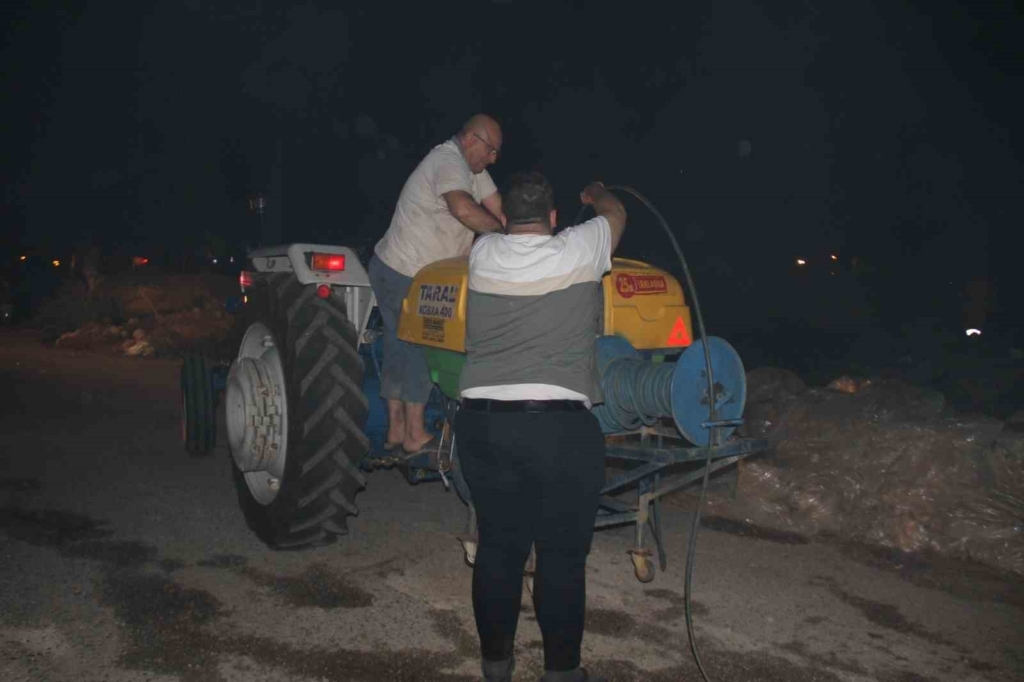 Antalya’da otluk alanda çıkan yangın sera ve mezarlığa sıçradı