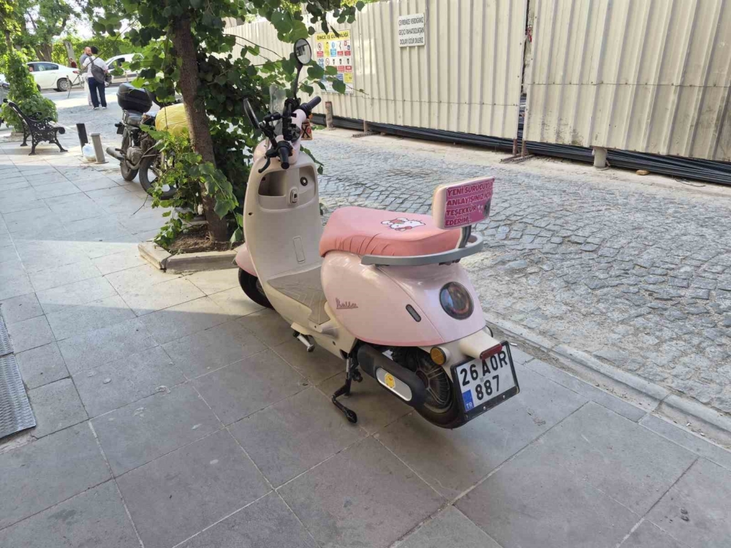 Pembe motosikletin arkasına yapıştırılan ilginç yazı dikkat çekti