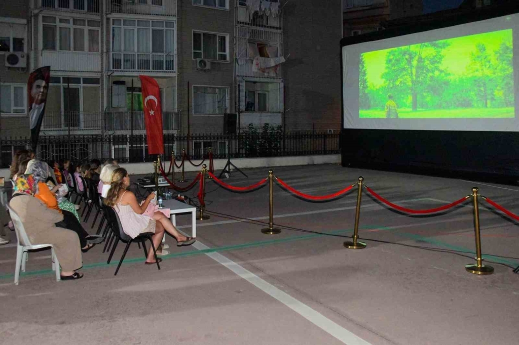 Osmangazi’de yaz akşamları açık hava sinemasıyla şenleniyor