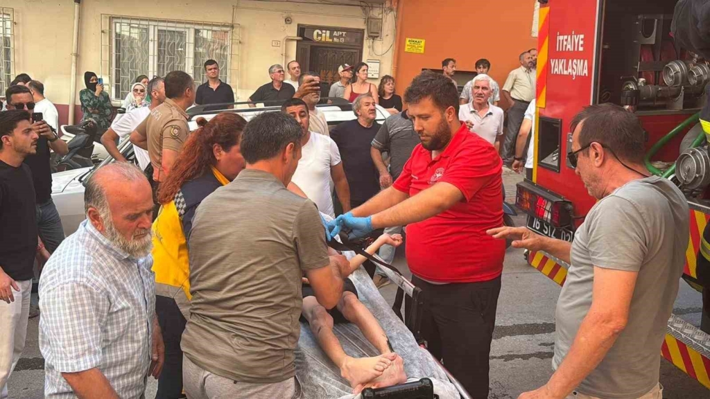 Engelli çocuk itfaiye ekiplerince yangından kurtarıldı